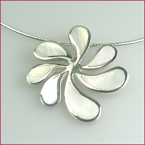 925 Silber Anhänger mit Blumenmotiv & Perlmutt