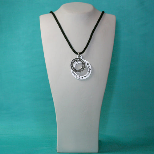 Zamak Anhänger versilbert an Textilband