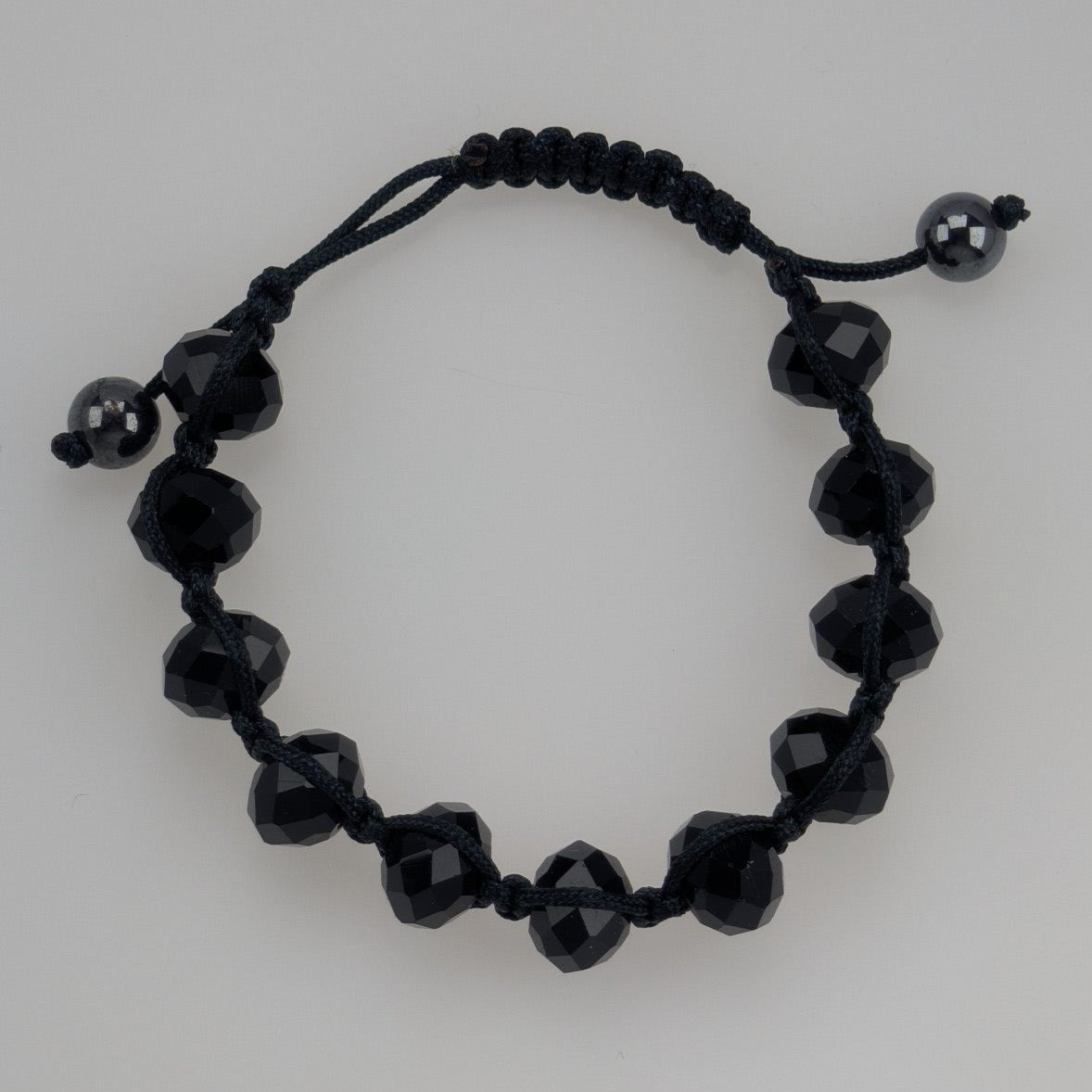 Perlenarmband mit schwarzgrauen Perlen
