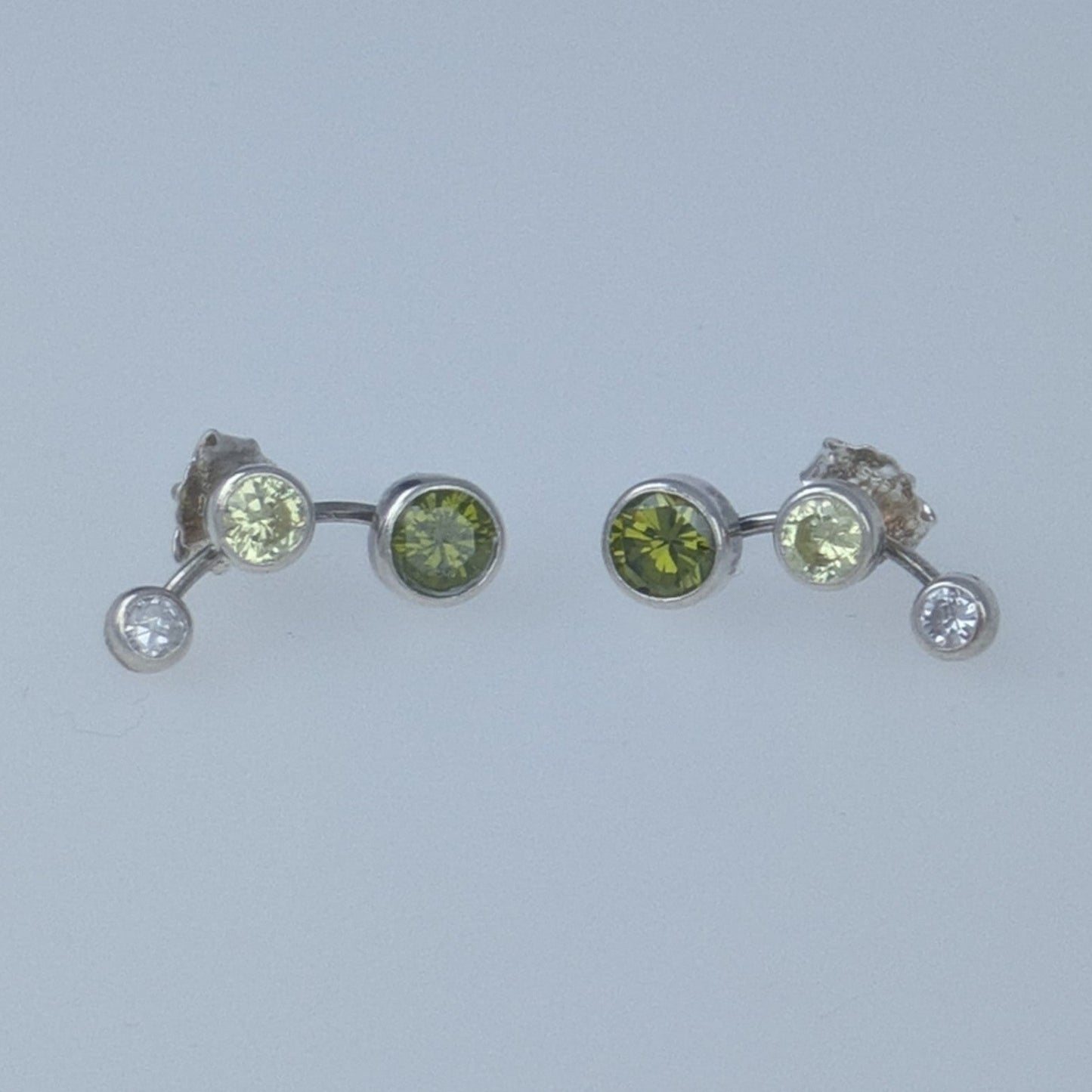 Silberohrring mit drei runden Zirkonien