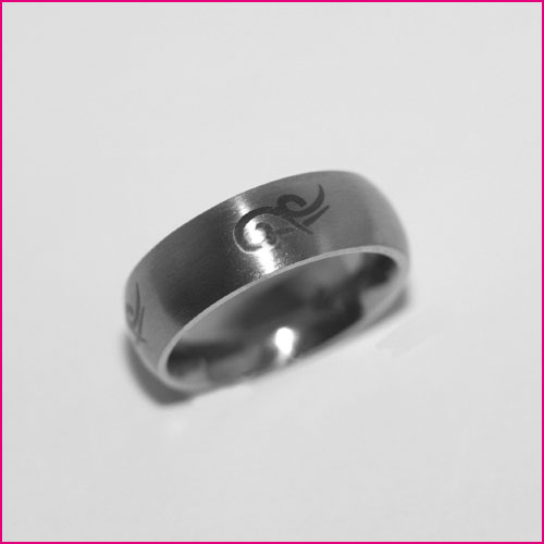 Edelstahlring mit feiner Gravur