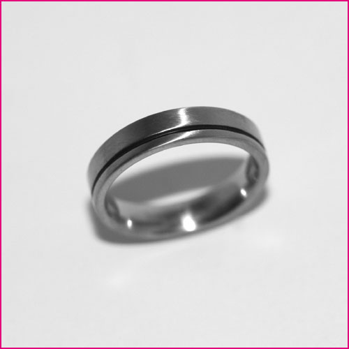 Edelstahlring mit schwarzem Streifen