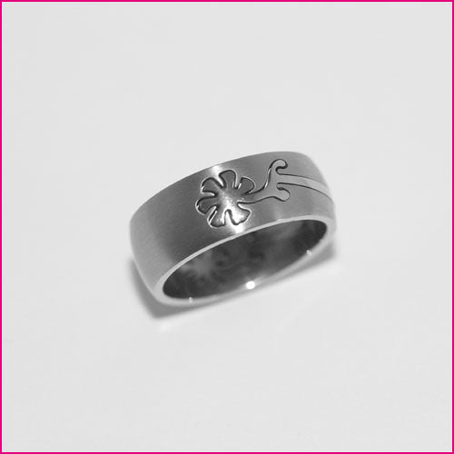 Edelstahlring mit Blumenausschnitt