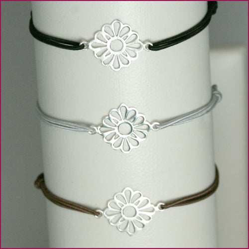 Armband mit Blumenmotiv